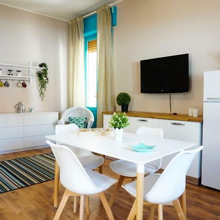 Villa Aurelia -Seafront Apartment With Patio フルミニ・ディ・クアルトゥ エクステリア 写真