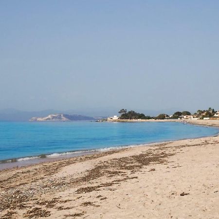 Villa Aurelia -Seafront Apartment With Patio フルミニ・ディ・クアルトゥ エクステリア 写真