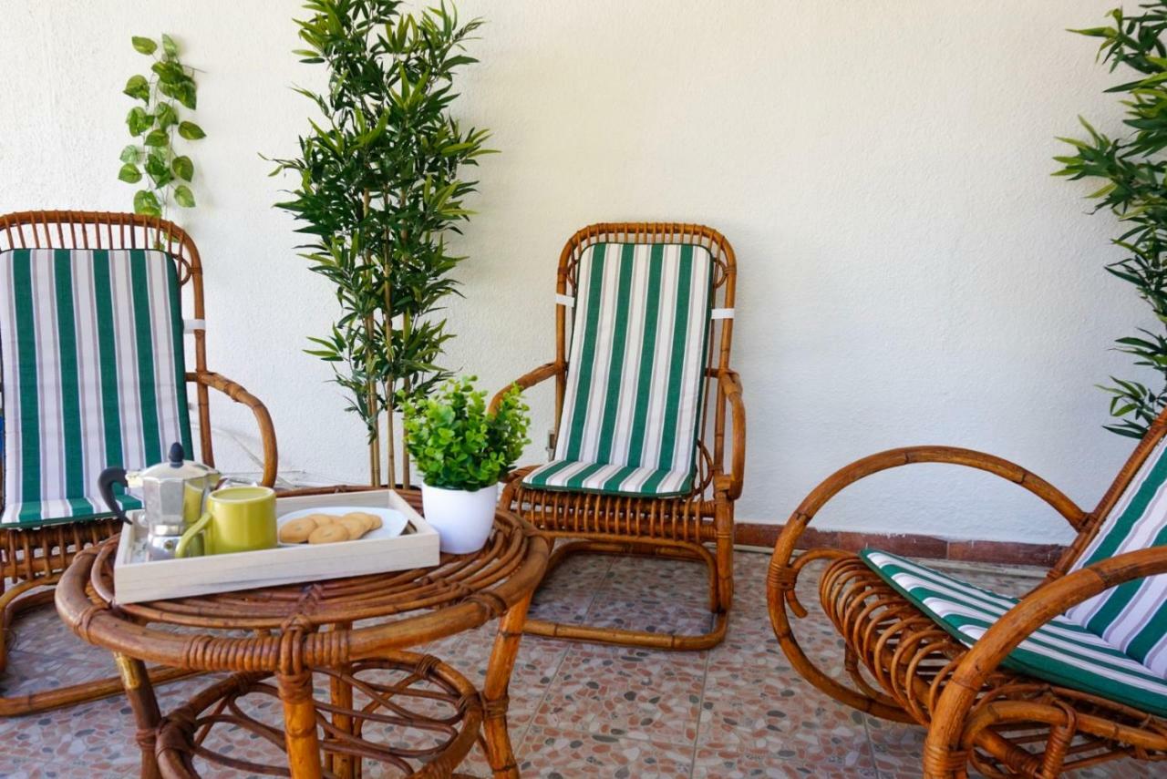 Villa Aurelia -Seafront Apartment With Patio フルミニ・ディ・クアルトゥ エクステリア 写真