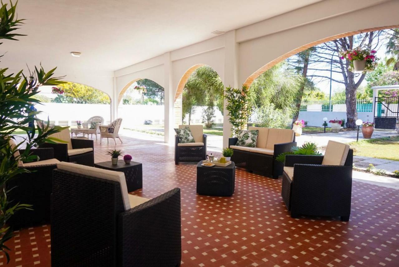 Villa Aurelia -Seafront Apartment With Patio フルミニ・ディ・クアルトゥ エクステリア 写真
