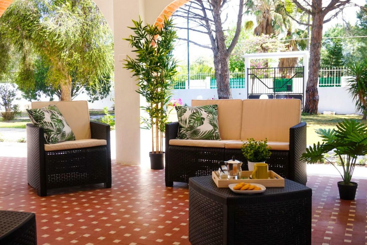 Villa Aurelia -Seafront Apartment With Patio フルミニ・ディ・クアルトゥ エクステリア 写真