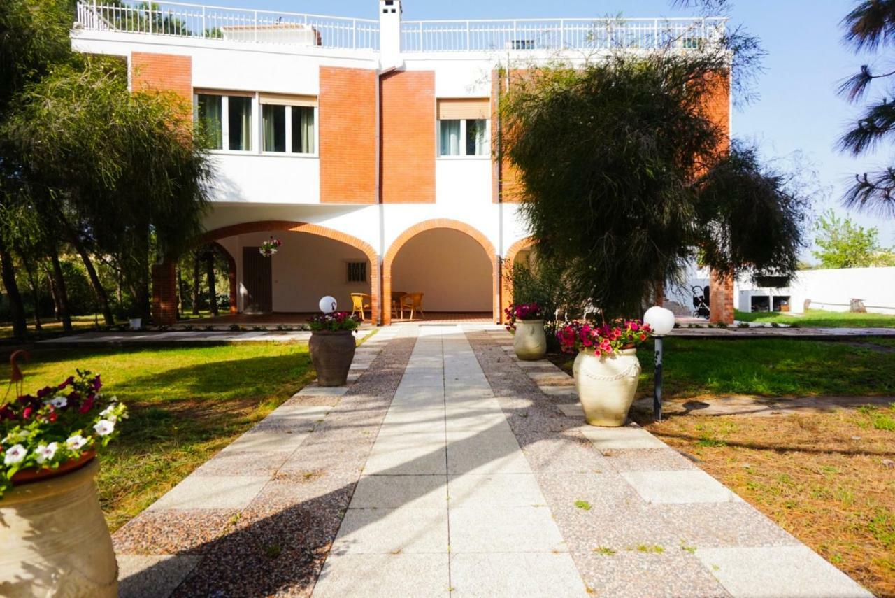 Villa Aurelia -Seafront Apartment With Patio フルミニ・ディ・クアルトゥ エクステリア 写真