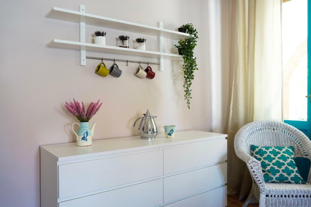 Villa Aurelia -Seafront Apartment With Patio フルミニ・ディ・クアルトゥ エクステリア 写真