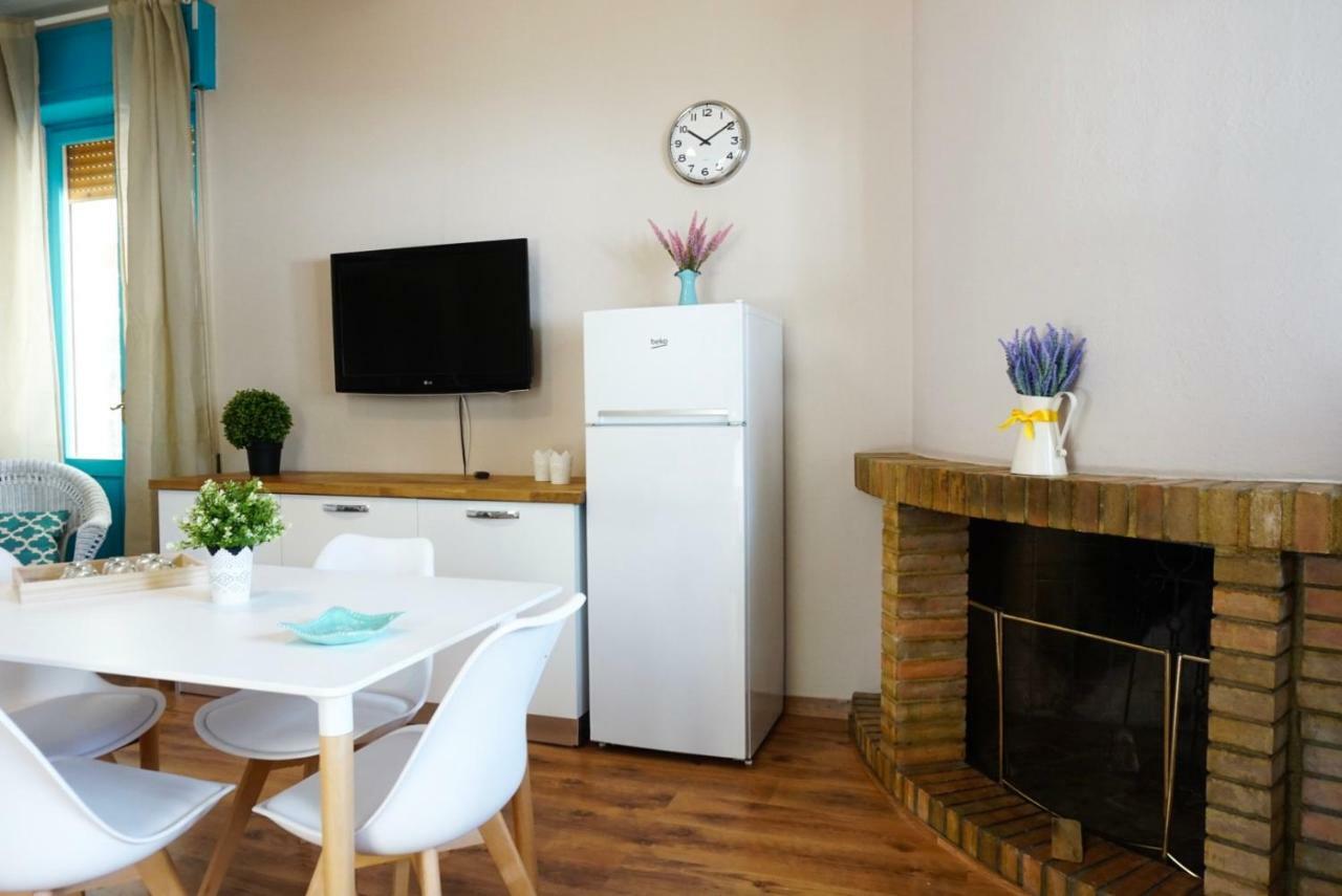 Villa Aurelia -Seafront Apartment With Patio フルミニ・ディ・クアルトゥ エクステリア 写真