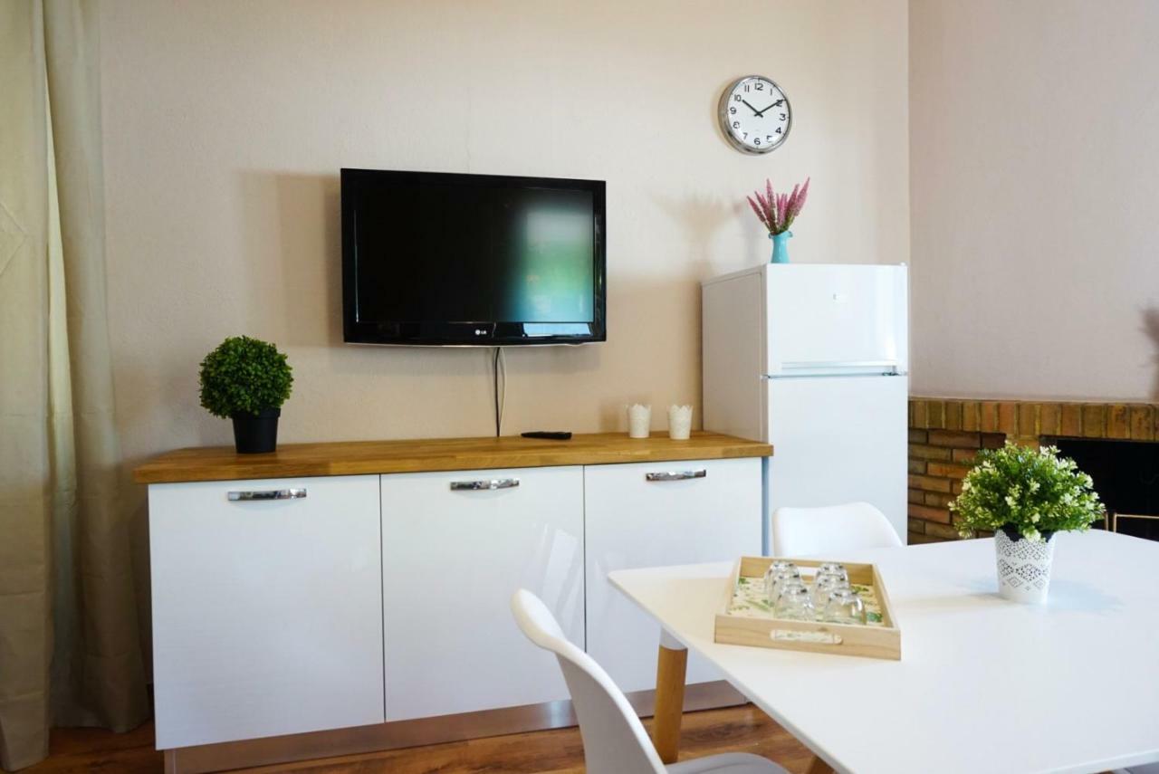 Villa Aurelia -Seafront Apartment With Patio フルミニ・ディ・クアルトゥ エクステリア 写真