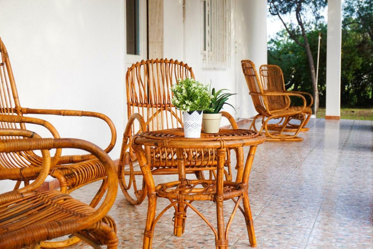 Villa Aurelia -Seafront Apartment With Patio フルミニ・ディ・クアルトゥ エクステリア 写真