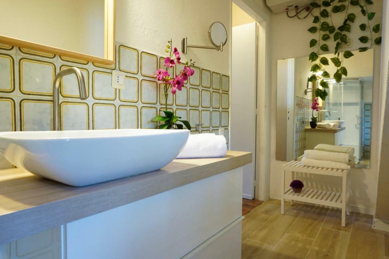 Villa Aurelia -Seafront Apartment With Patio フルミニ・ディ・クアルトゥ エクステリア 写真