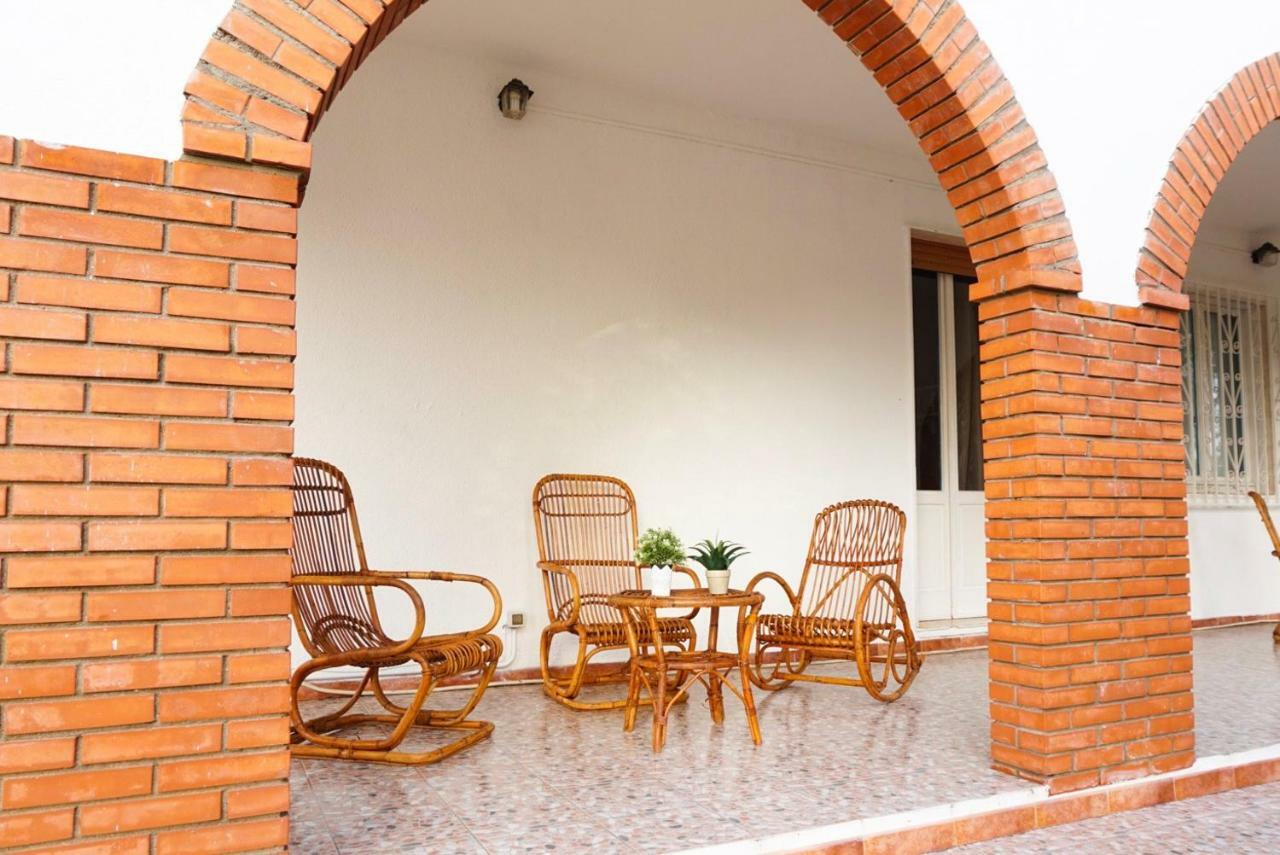 Villa Aurelia -Seafront Apartment With Patio フルミニ・ディ・クアルトゥ エクステリア 写真