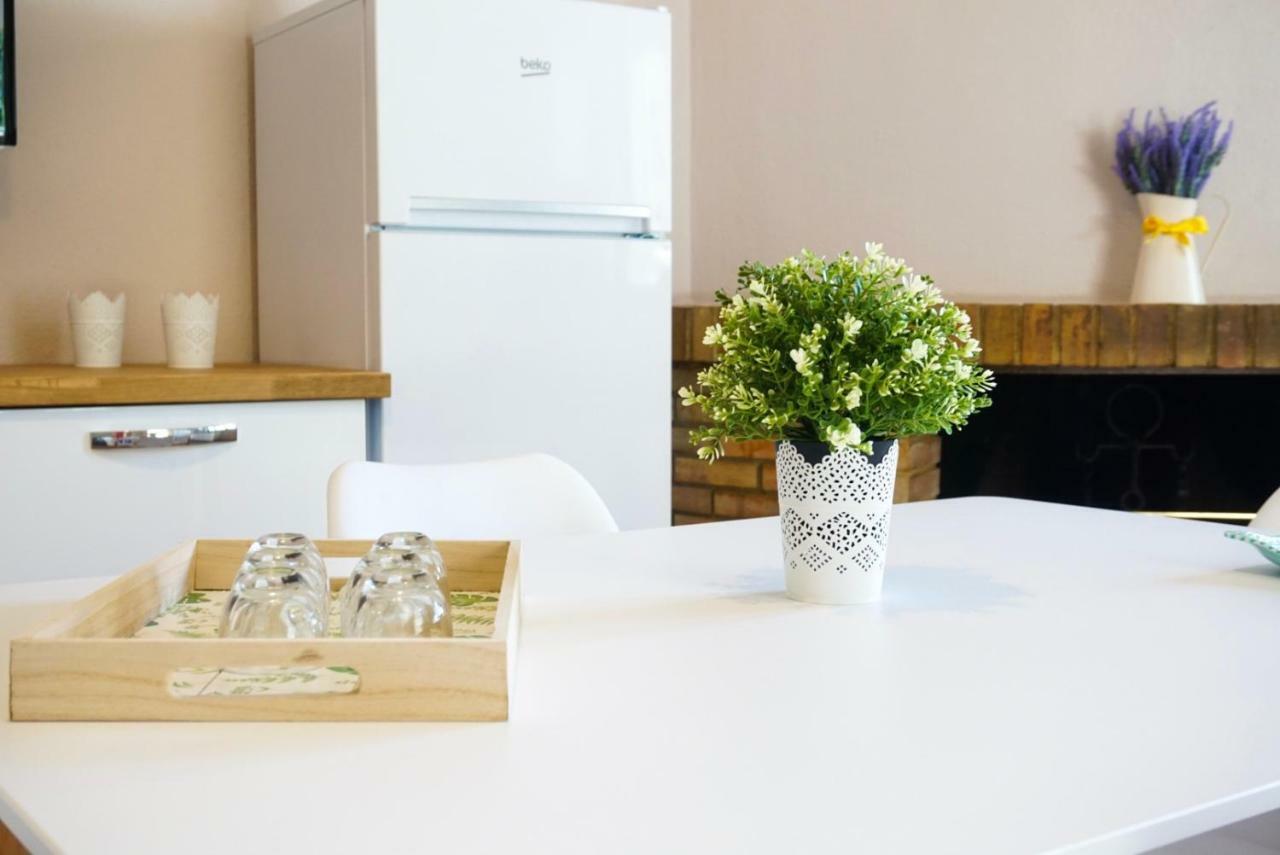Villa Aurelia -Seafront Apartment With Patio フルミニ・ディ・クアルトゥ エクステリア 写真