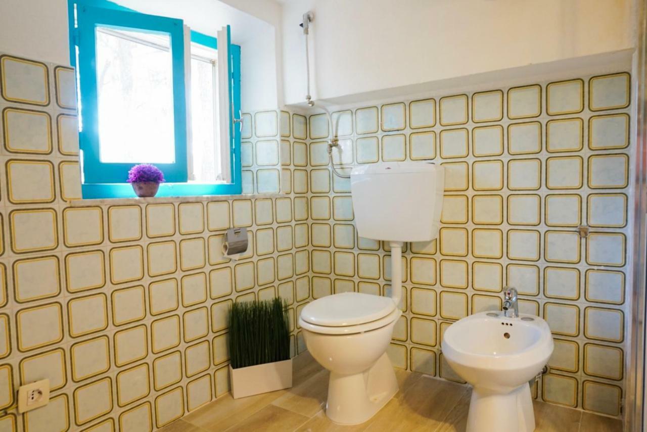 Villa Aurelia -Seafront Apartment With Patio フルミニ・ディ・クアルトゥ エクステリア 写真