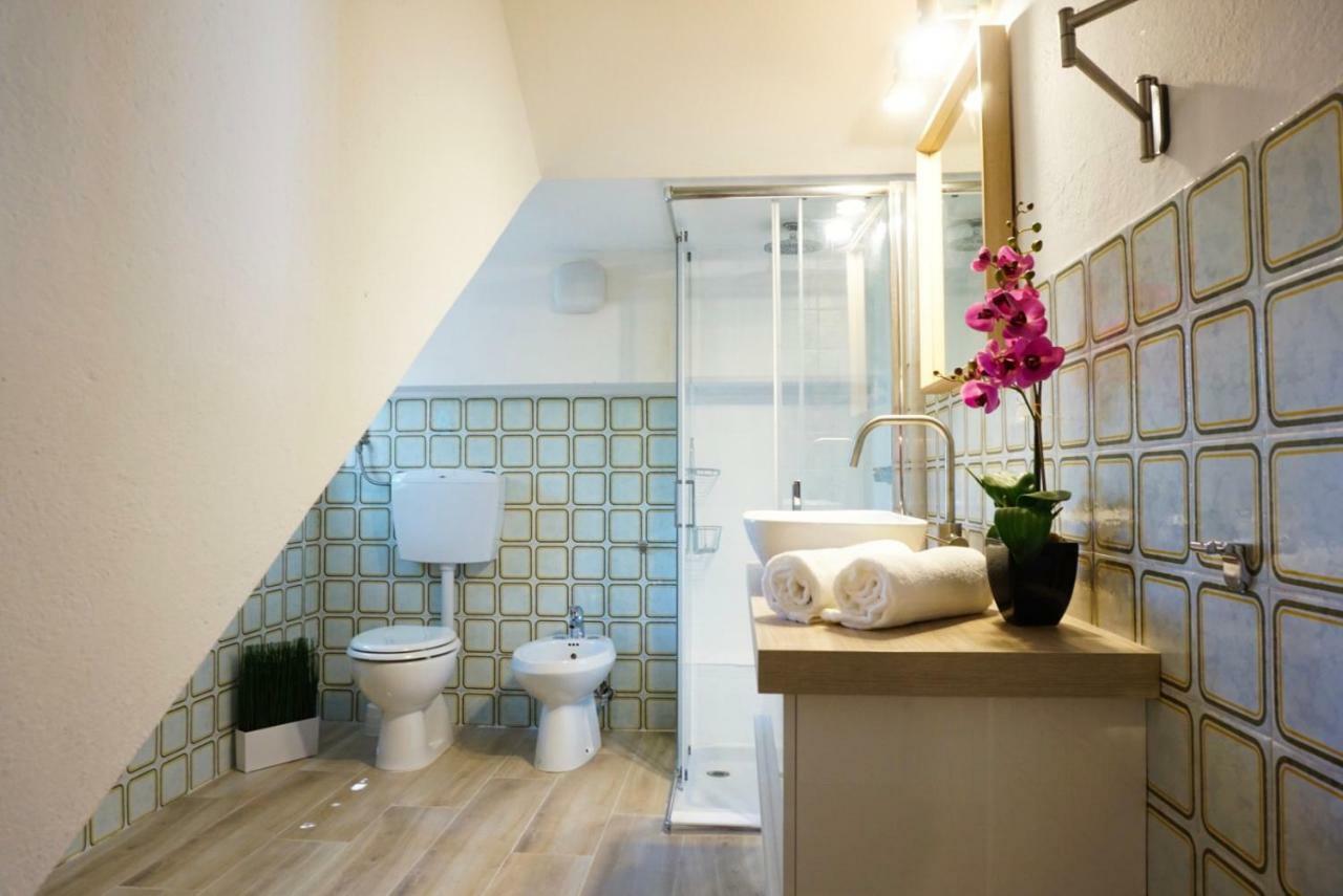 Villa Aurelia -Seafront Apartment With Patio フルミニ・ディ・クアルトゥ エクステリア 写真