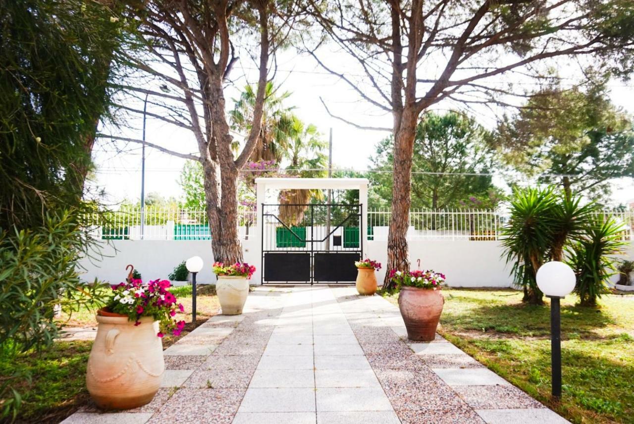 Villa Aurelia -Seafront Apartment With Patio フルミニ・ディ・クアルトゥ エクステリア 写真