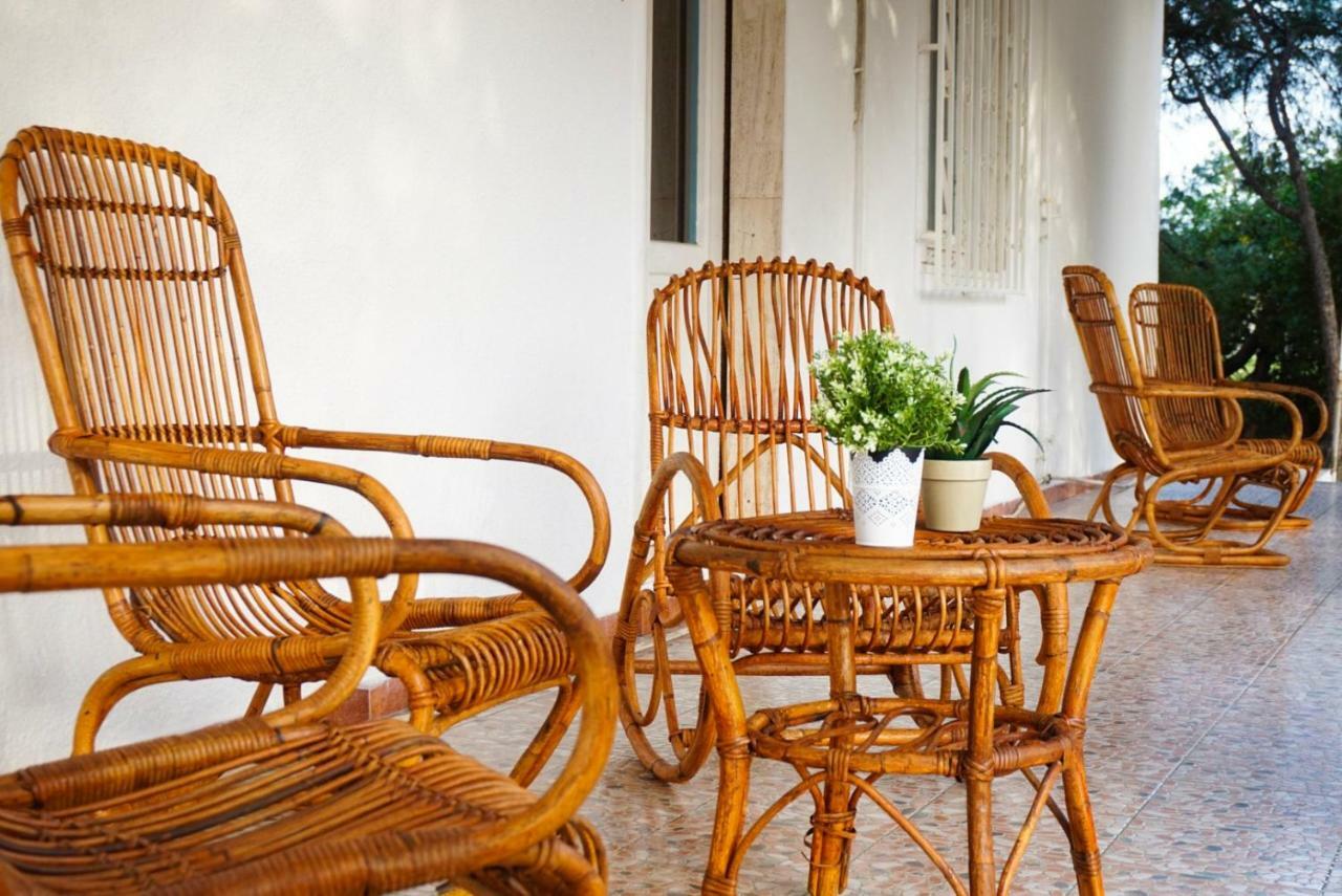 Villa Aurelia -Seafront Apartment With Patio フルミニ・ディ・クアルトゥ エクステリア 写真
