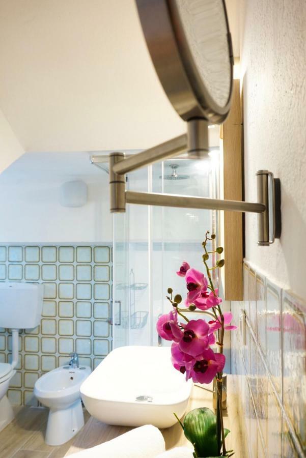 Villa Aurelia -Seafront Apartment With Patio フルミニ・ディ・クアルトゥ エクステリア 写真